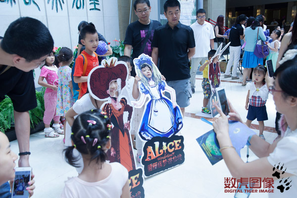 多媒体舞美 加拿大多媒体儿童音乐剧《爱丽丝梦游仙境》中文版 数虎图像
