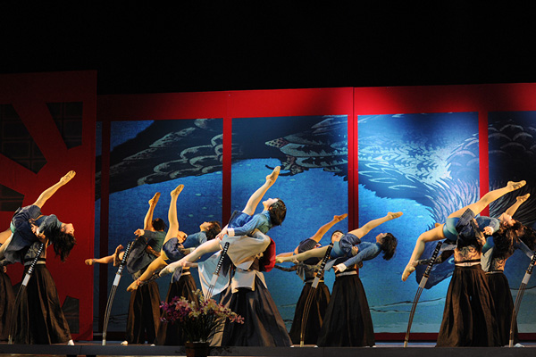 民族舞剧《金陵十三钗》舞美影像造震撼场景